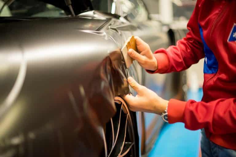 Auto lackieren oder folieren lassen? Was ist sinnvoller?